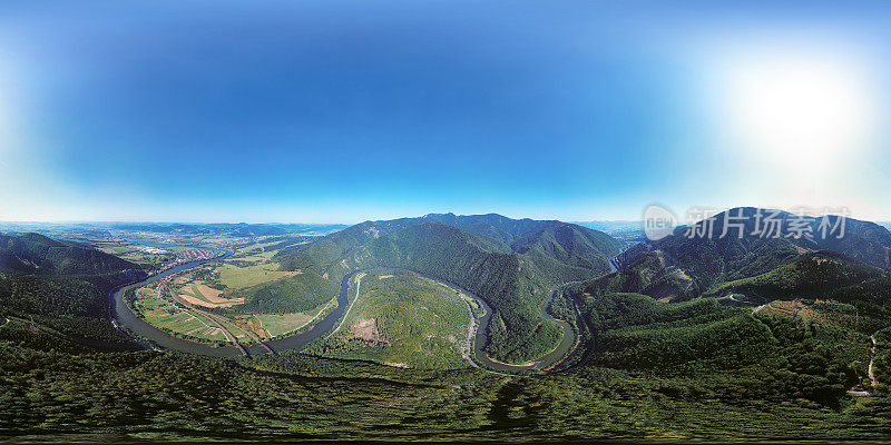 斯洛伐克日利纳附近，瓦格河上多马斯基蜿蜒的360x180度全球形(等矩形)空中全景图