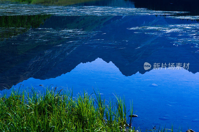 松湖峰——水中鲍威尔山的倒影