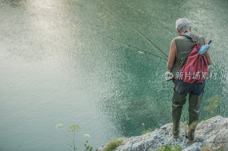 老年人在Soča河上钓鱼，斯洛文尼亚