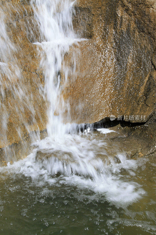 中国北方一个地质公园里的瀑布