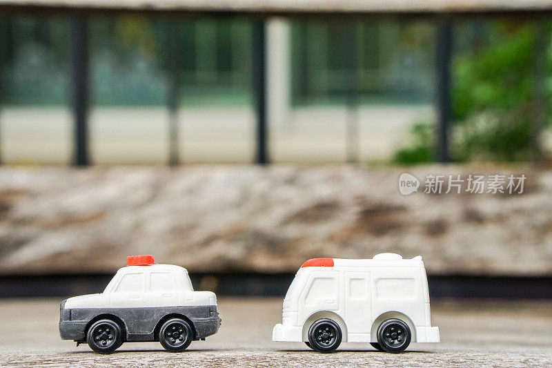 交通概念-可爱的警车和救护车的木制长凳玩具模型的孩子