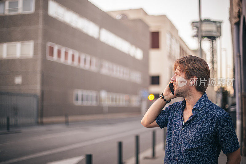 一个男人在街上用手机