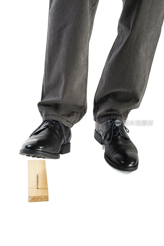 男人穿着优雅的鞋子踩着尖顶的螺丝钉