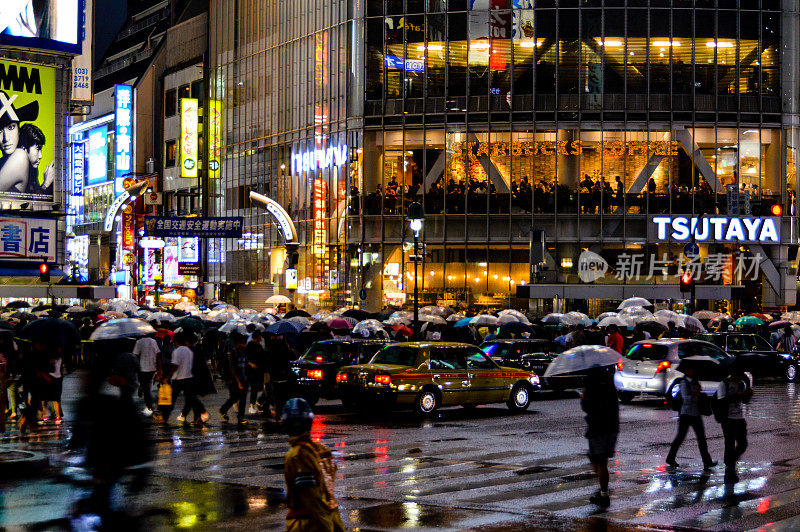 东京繁忙的街道在雨天