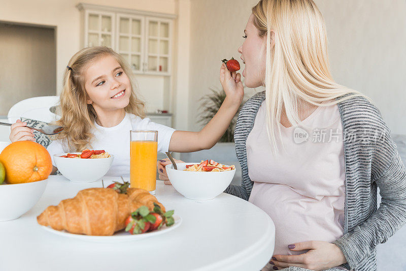 女儿给怀孕的母亲咬草莓