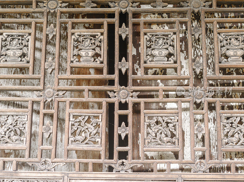 中国传统木雕，废弃的窗上满是灰尘的木雕，美丽的中国传统传说故事。