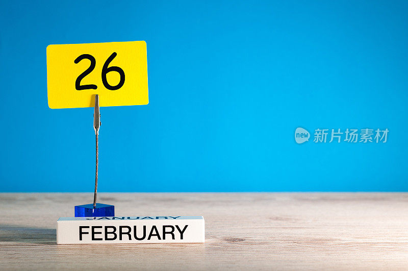 2月26日。2月26日，日历上的小标签在蓝色的背景上。冬天的时间。空白的文本空间，模型