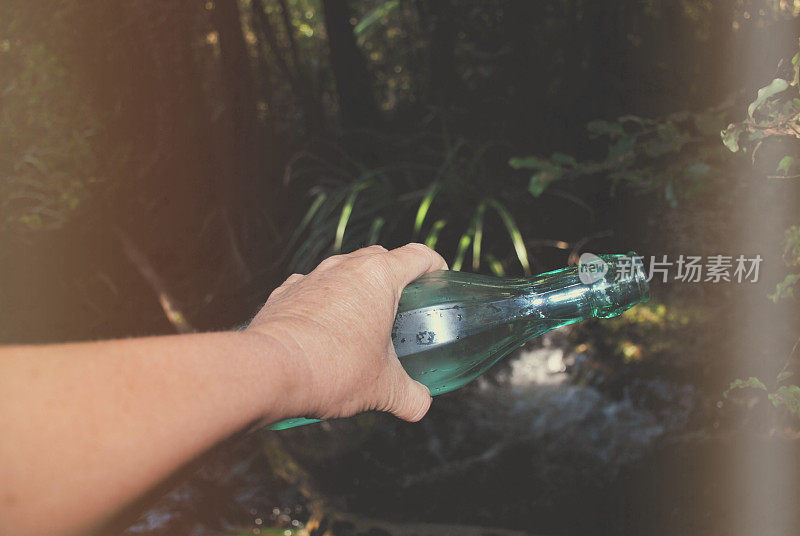 淡水水概念;用河水灌满玻璃瓶
