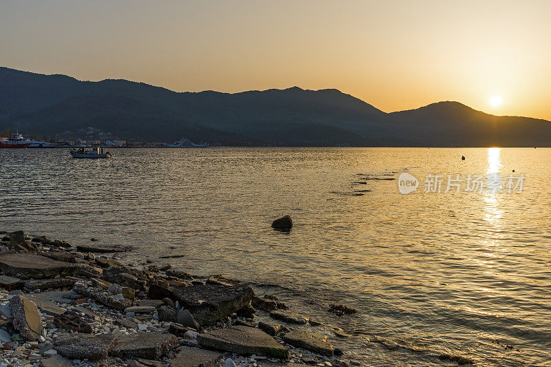 希腊萨索斯镇堤岸上的日落景色