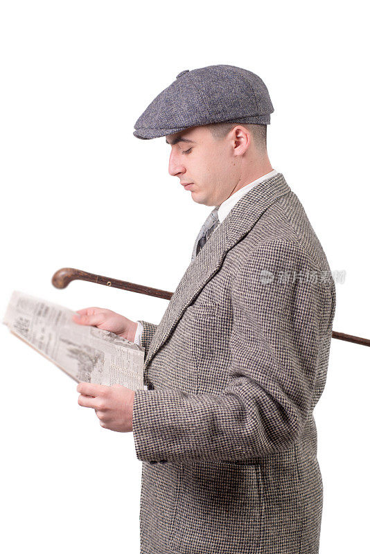 年轻人穿着复古的衣服，戴着帽子，读着报纸，白色的，1940年风格