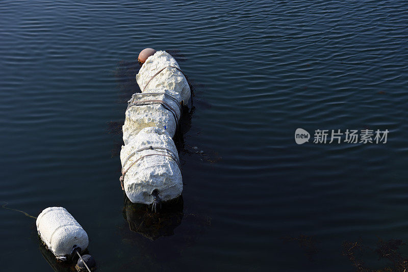 旧的聚苯乙烯漂浮在海水表面