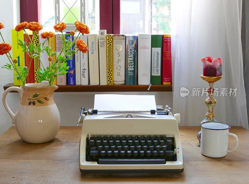 图书馆桌子上的老式打字机