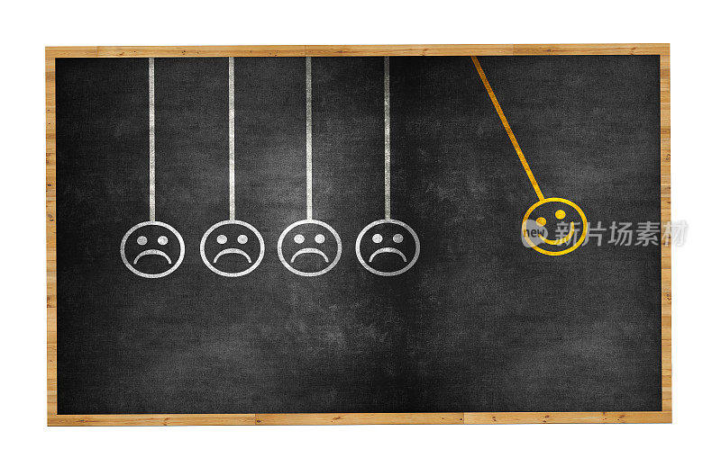 幸福的概念与快乐和悲伤的脸在牛顿的摇篮在黑板上