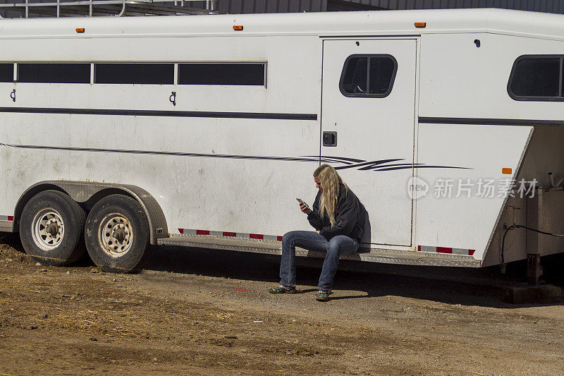 美国犹他州盐湖城的一个农场，年轻的金发农场主正在查看手机短信