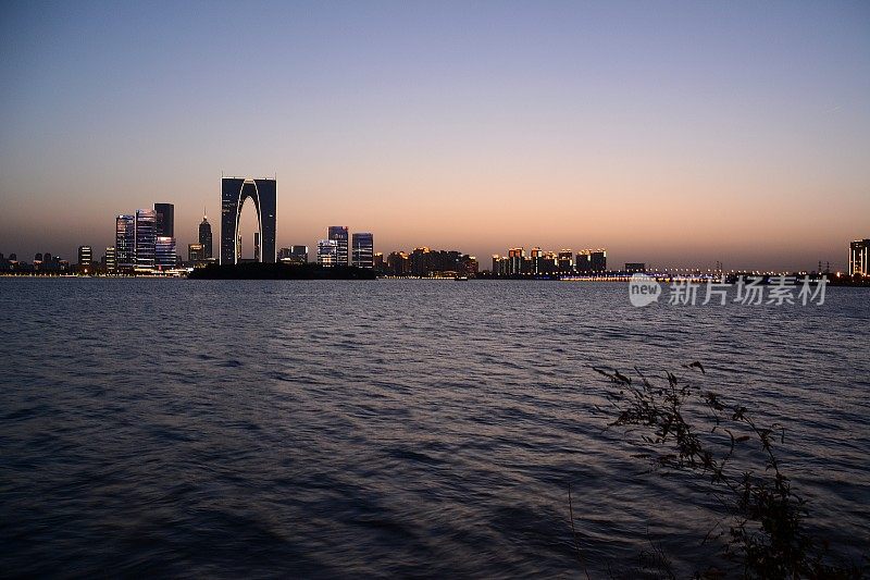 苏州SIP天际线黄昏在金鸡湖，中国江苏