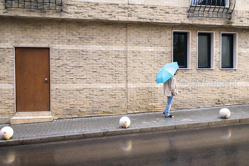 一个孤独的男人在雨天出去散步