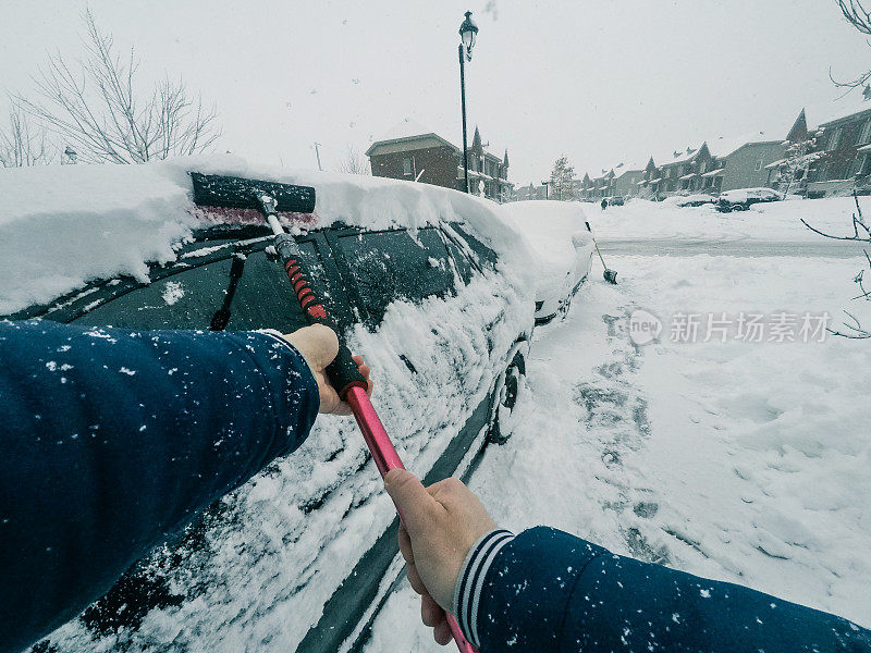 司机在下雪后清洗他的汽车