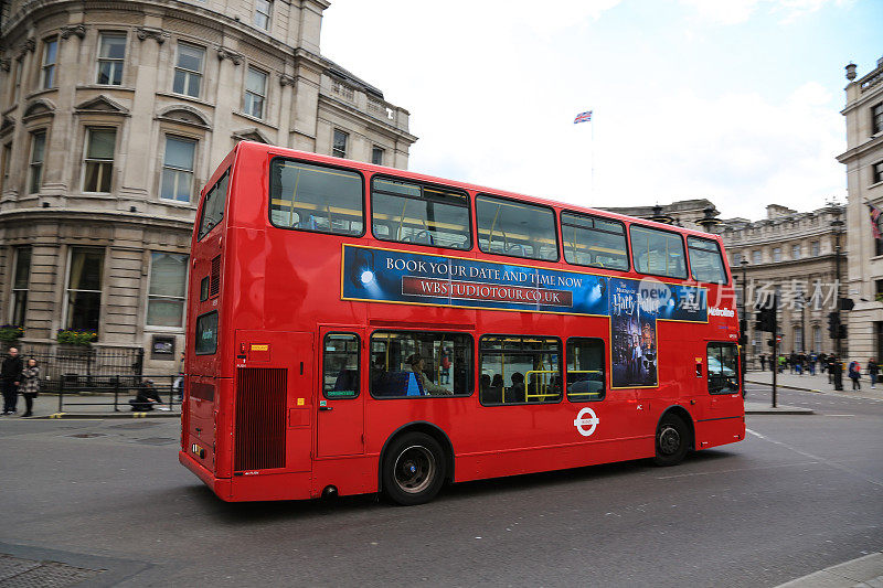 伦敦皮卡迪利广场的红色双层巴士