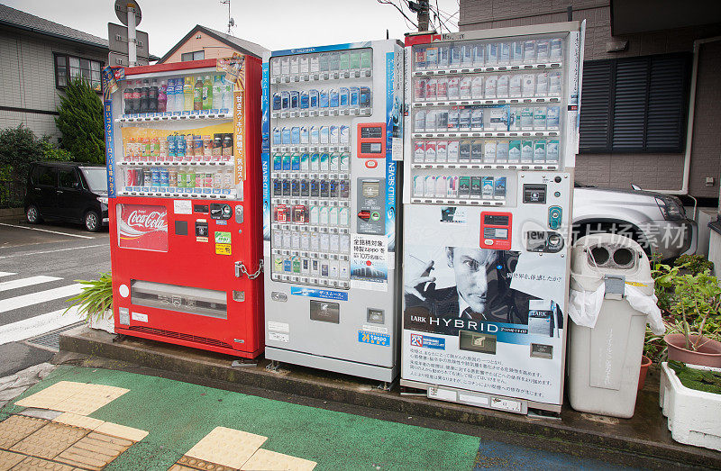 日本的香烟和饮料自动售货机。
