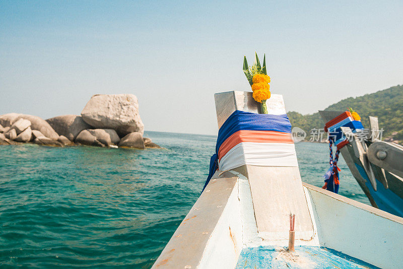 船停靠在海湾水域泰国