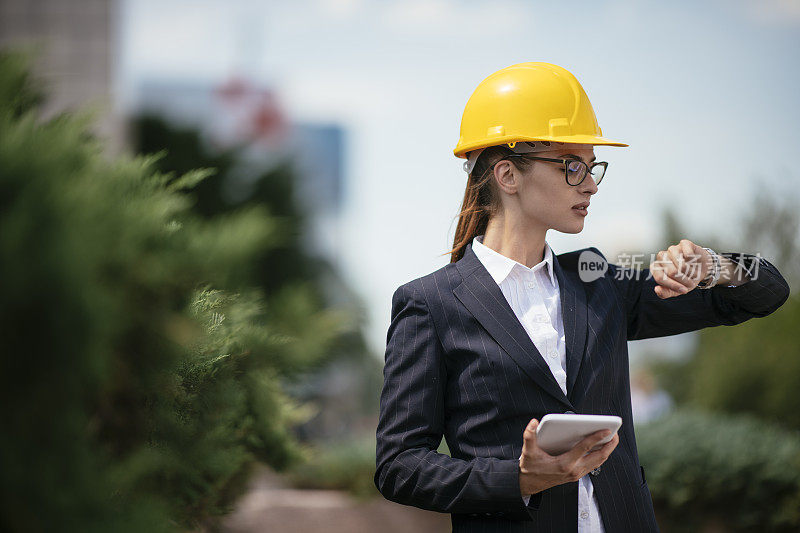 户外年轻女建筑师