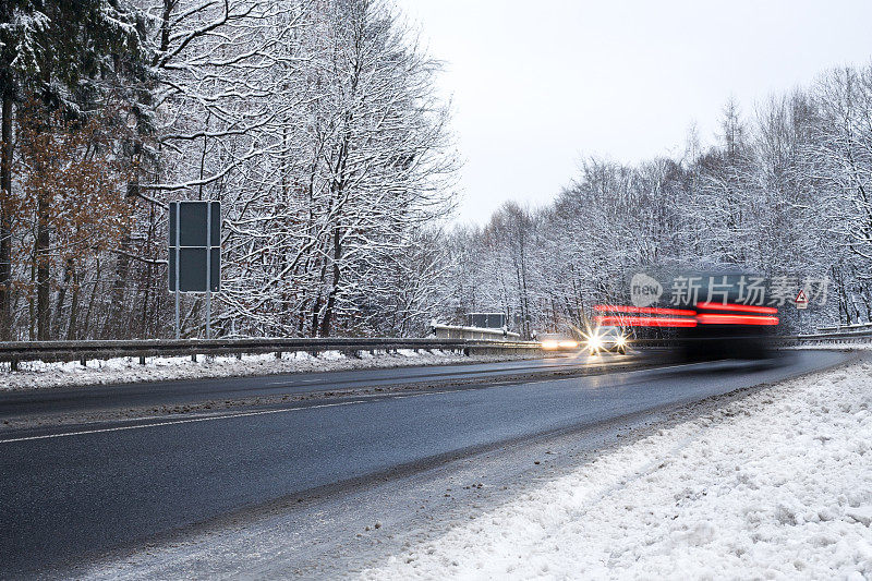 道路上冰雪覆盖，冬季行车状况良好