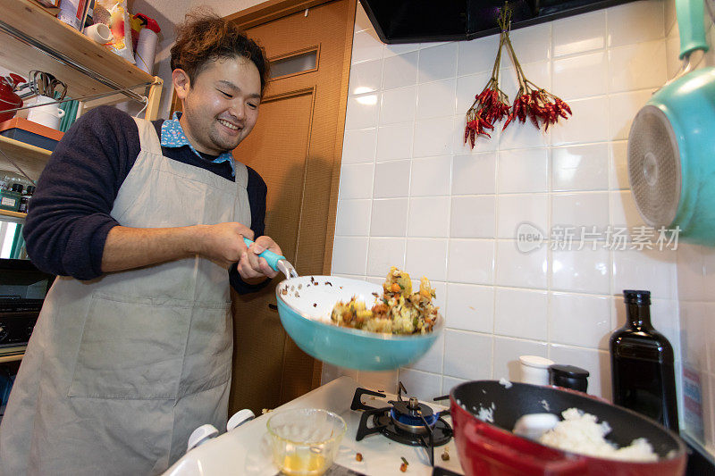 男人在家做饭