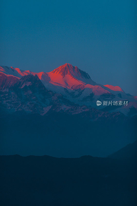 尼泊尔Sarangkot山顶上的Alpenglow