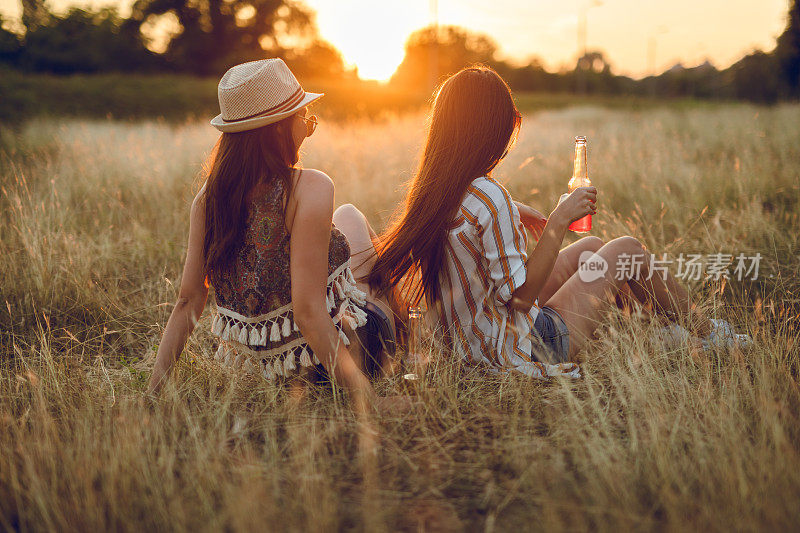 两个女性朋友在外面喝酒