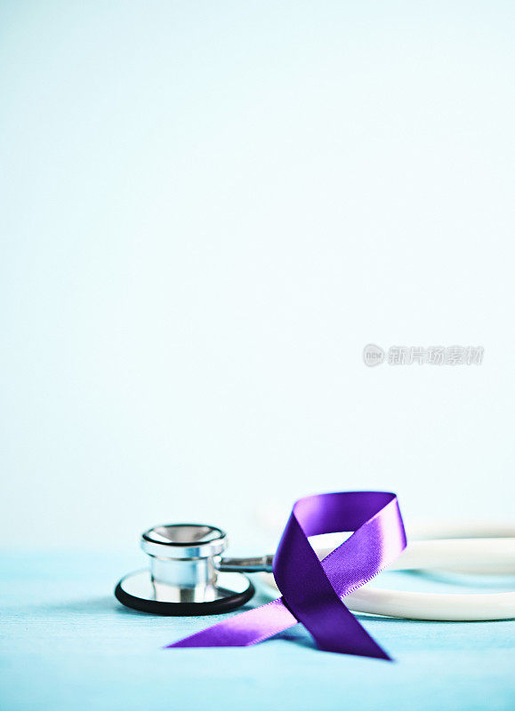 紫色丝带和阿尔茨海默氏症听诊器