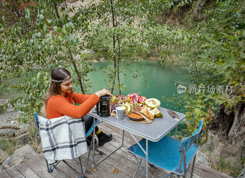 在湖边享用美味的早餐