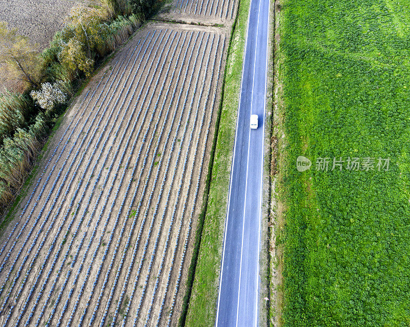 鸟瞰图的乡村道路和耕地与沙拉