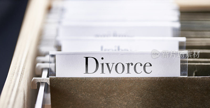 离婚:在抽屉里有标签和标签的文件和文件夹
