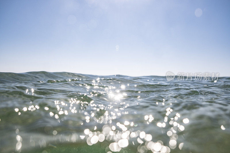 波光粼粼的海面，在一个阳光明媚的9月的一天，康沃尔的波斯科诺。