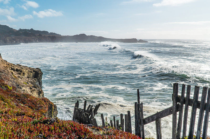 太平洋海浪:美国加利福尼亚州北部的巨大碎浪，
