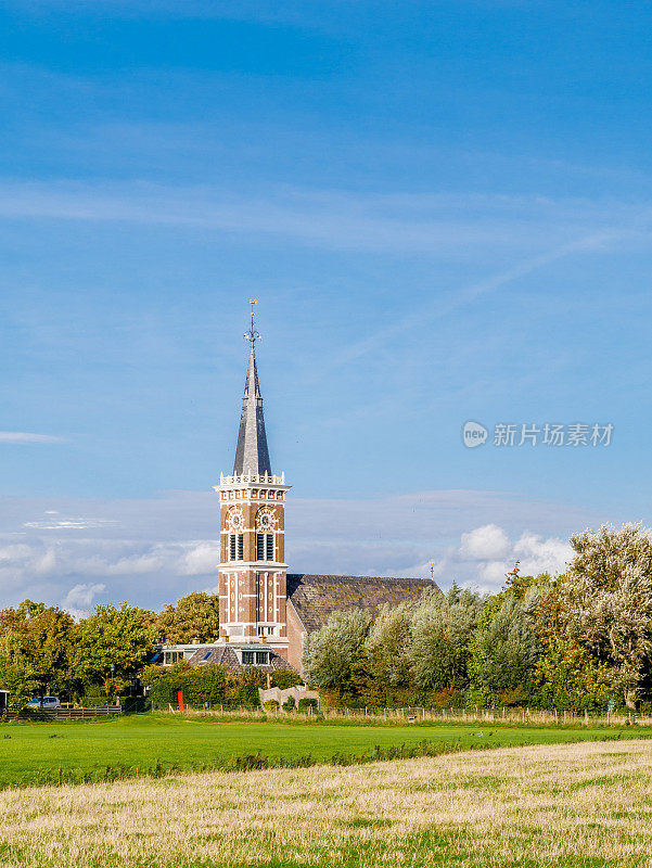 荷兰弗里斯兰省康沃德村的教堂塔和草原