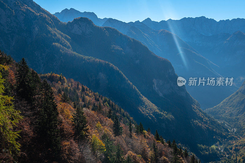 山景在朱利安阿尔卑斯山，秋天近距离，Vršič，上卡尼奥拉，朱利安阿尔卑斯山，斯洛文尼亚，欧洲