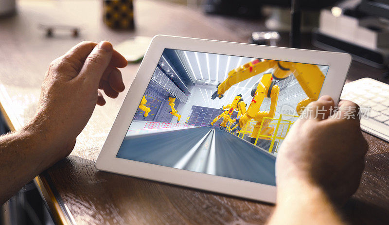 智能工厂，在办公-工业4.0的平板电脑上使用机器人手臂的现代化自动化生产工厂