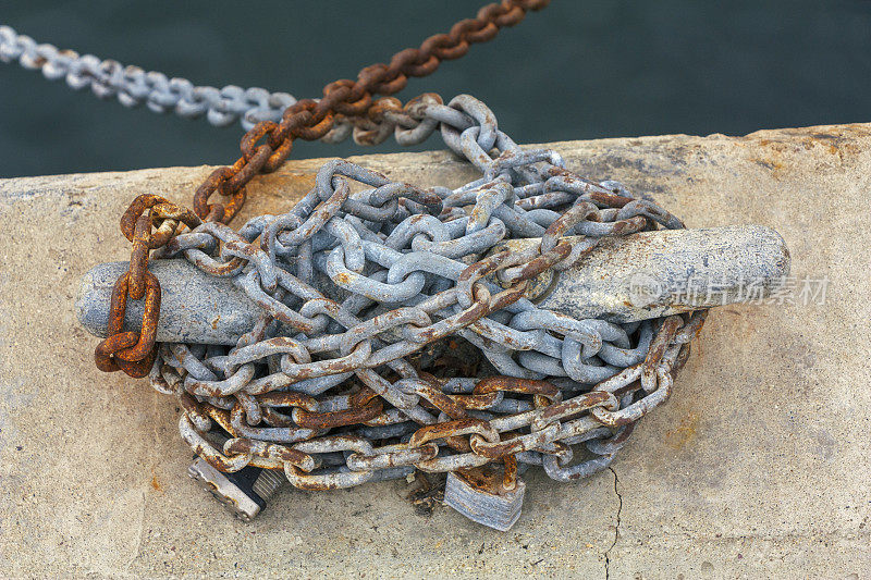 生锈的护柱铁墩柱和沉重的铁链链