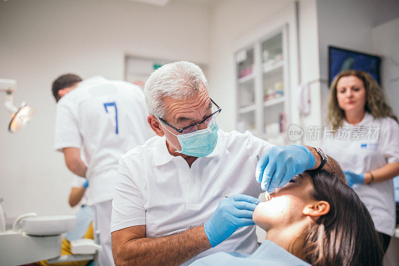 牙科诊所的牙医和病人