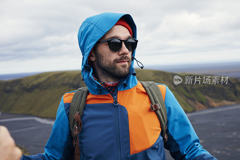 在冰岛荒凉地区背包徒步旅行的游客。走两极