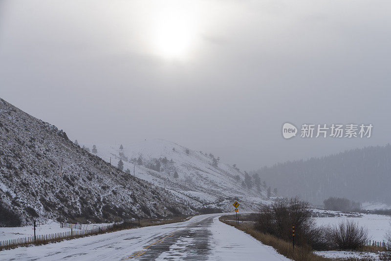 科罗拉多州山区高速公路上有暴风雪