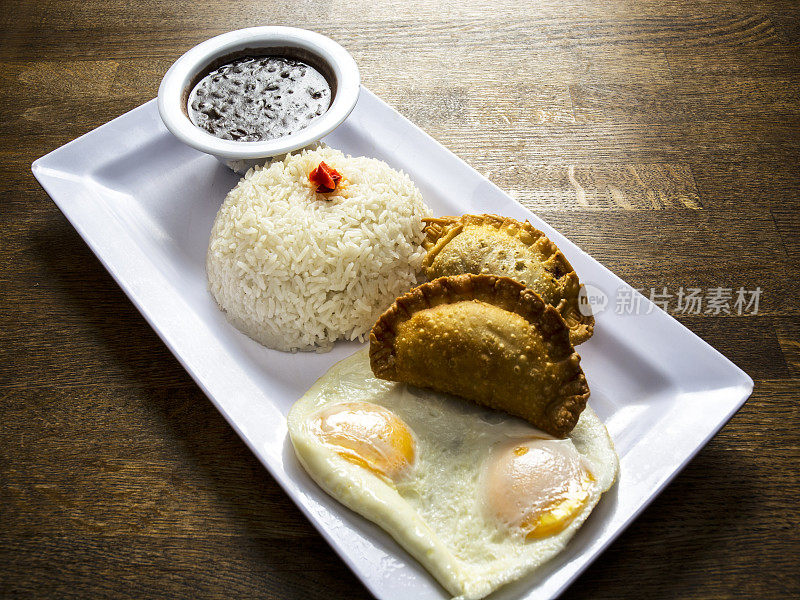 古巴食物肉馅卷饼和鸡蛋