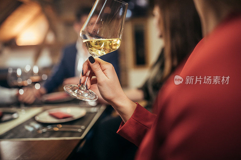 拿着白葡萄酒酒杯的女人