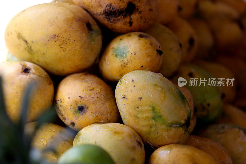 新鲜芒果摊位户外市场