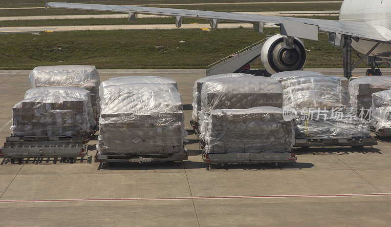 货物在土耳其伊斯坦布尔阿塔图尔克机场跑道旁等候