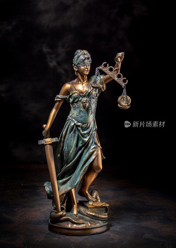 铜质忒弥斯雕塑的摄影，femida或正义女神在黑暗的背景。硬币放在天平上