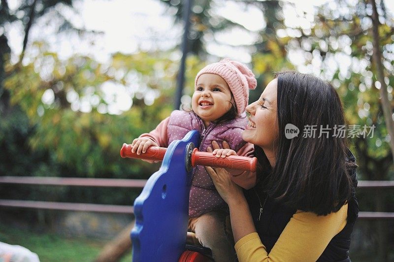 黑发妈妈花时间和她的小女孩在公园