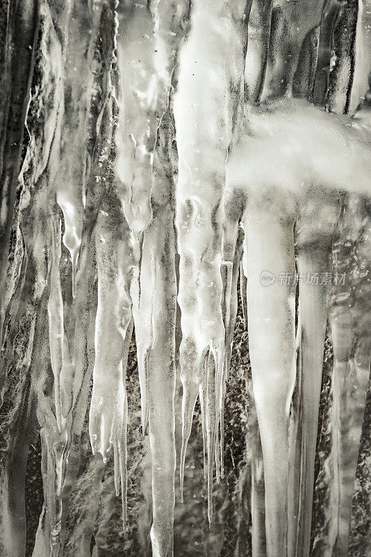 罗弗敦冰中的冰冻瀑布冰柱结构