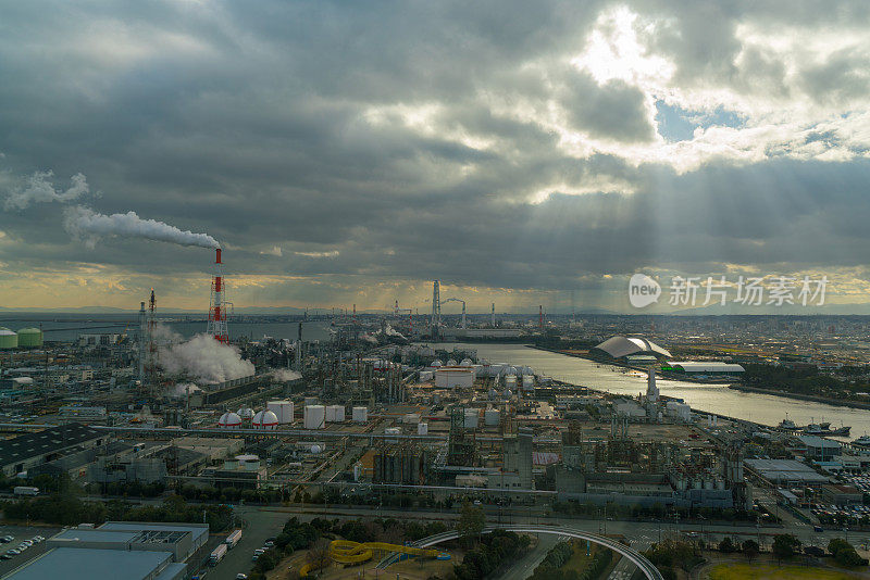 工业厂房与阳光和多云的天空